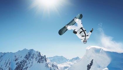 okooo_足坛震撼！天价转会刷新纪录，超级巨星加盟新东家引全球瞩目